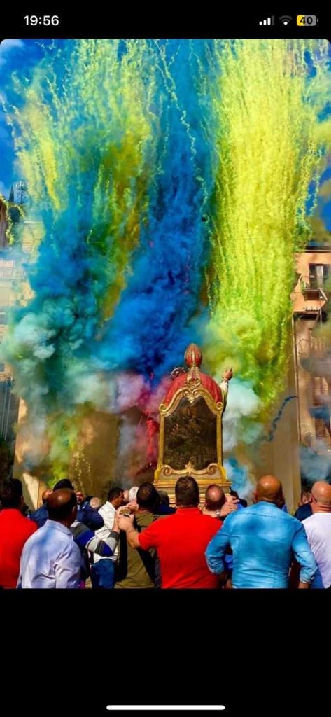 Fuochi pirotecnici accesi durante concerto in piazza a Messina