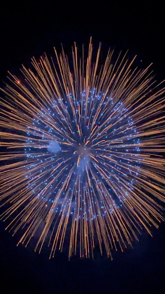 Fuochi colorati esplodono sopra location per diciottesimo a Messina