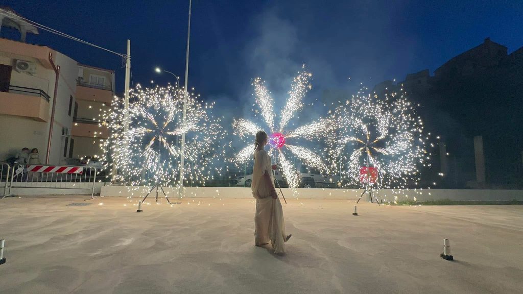 Fuochi d’artificio illuminano il cielo durante taglio torta matrimonio a Messina